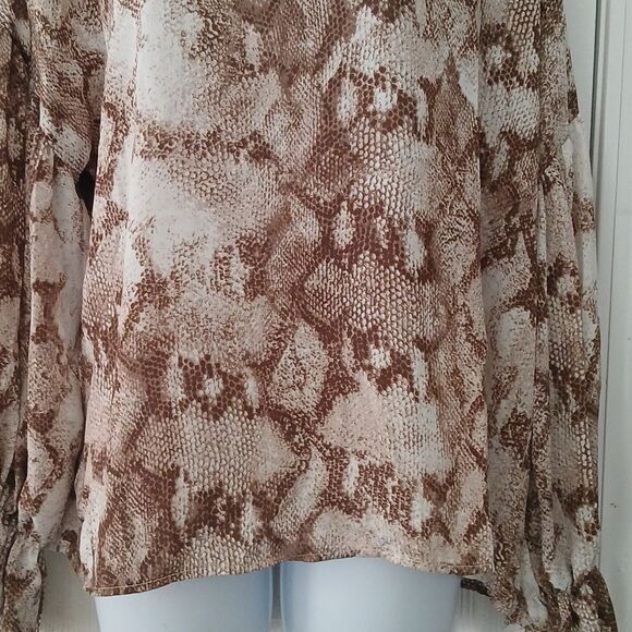 Peach Love  California tan white snakeskin print long sleeve blouse  Sz L NWOT - Picture 2 of 7